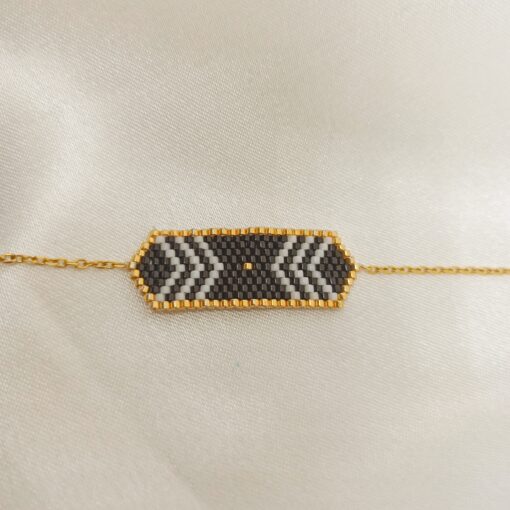 Photo d'un bracelet en perle miyuki noir, blanc or, tissage brickstitch